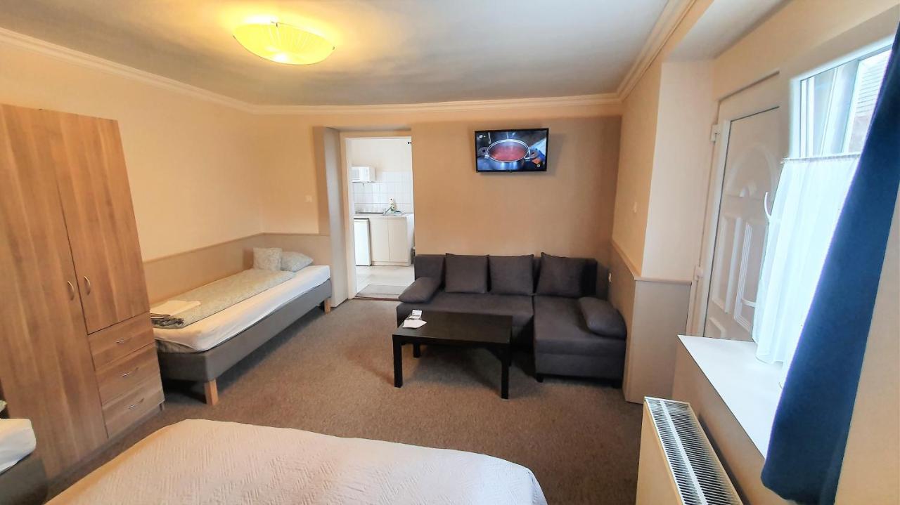 Central Motel Кечкемет Екстер'єр фото