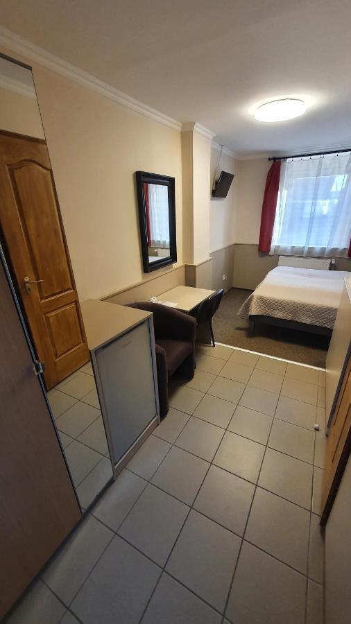 Central Motel Кечкемет Екстер'єр фото