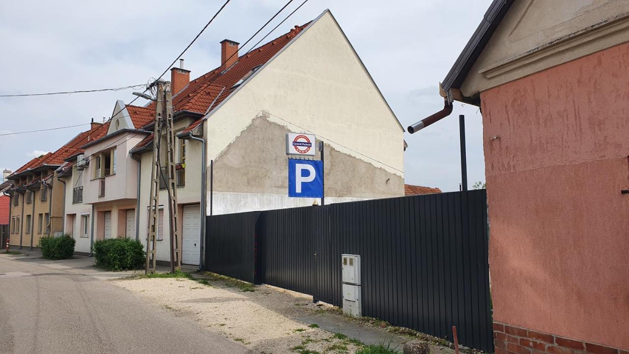 Central Motel Кечкемет Екстер'єр фото