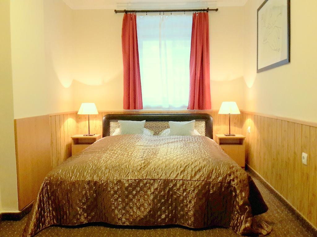 Central Motel Кечкемет Екстер'єр фото